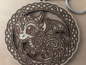 Porte-clés Bois – Bébé Dragon Celtique Kawaï