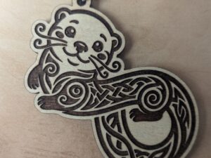 Porte-clés Bois – Bébé Loutre Celtique Kawaï